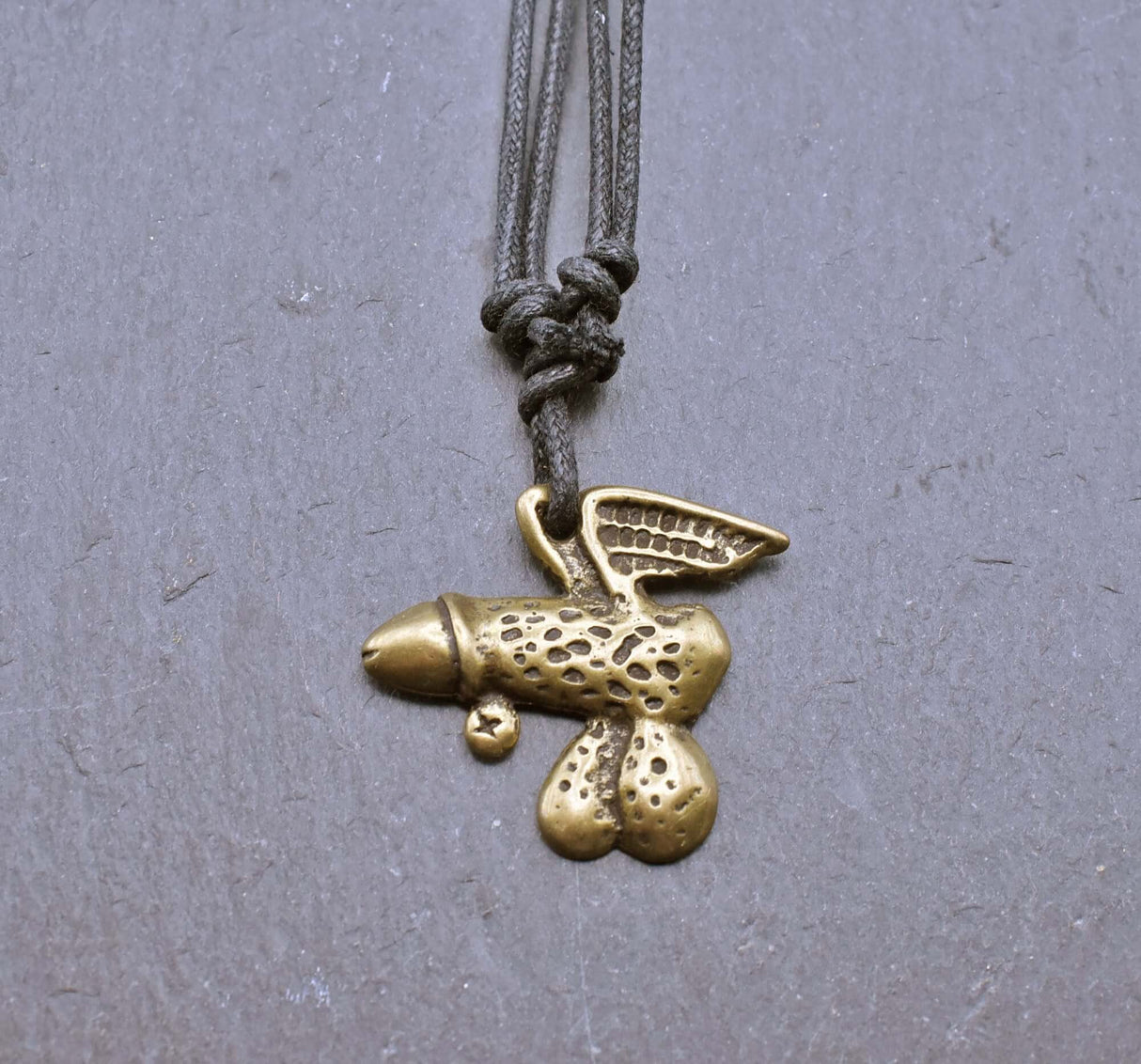 Geflügeltes Phallus-Amulett als humorvolle "Pimmelkette" aus ZAMAK in Messing- und Silberfarben