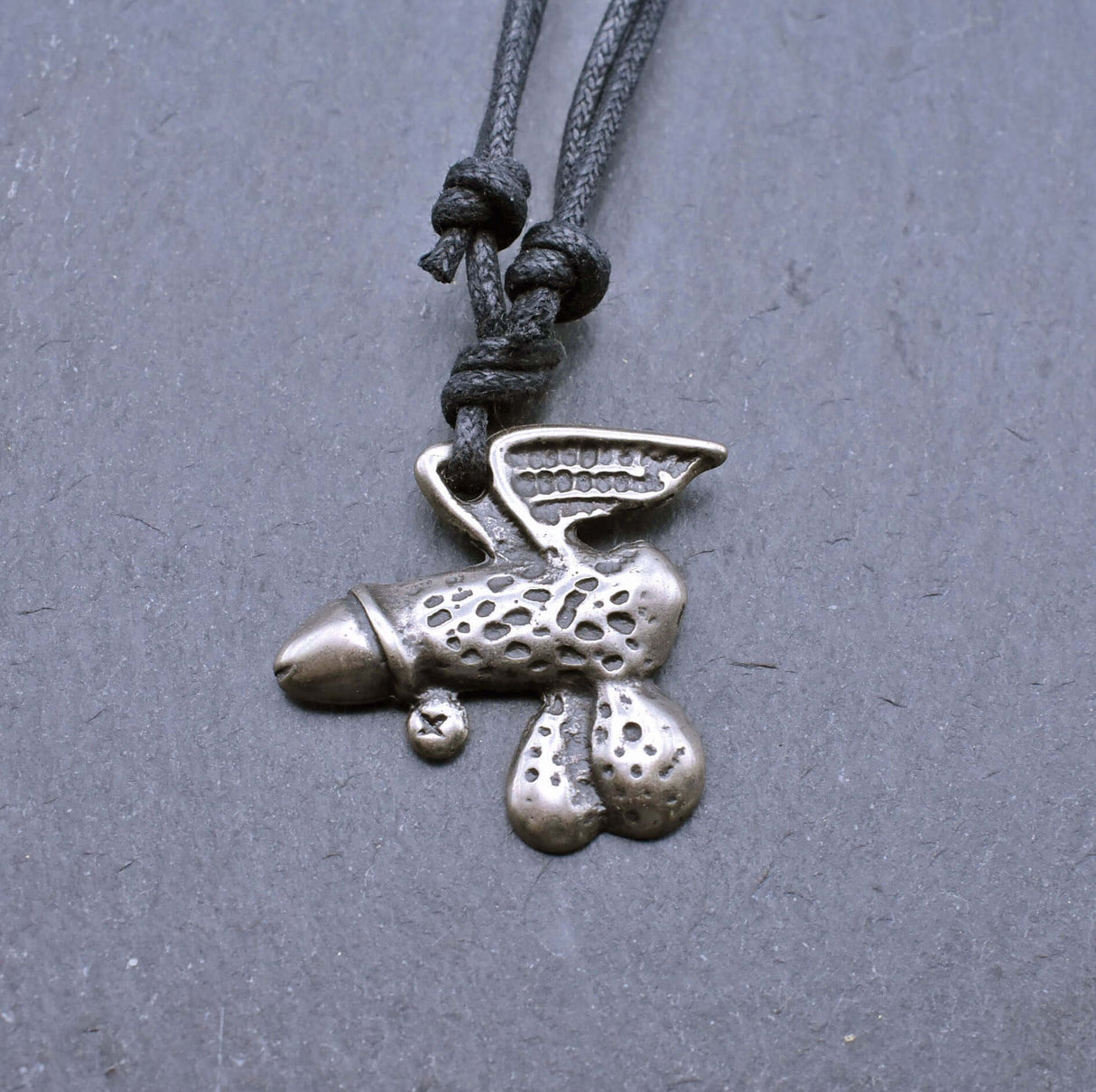 Geflügeltes Phallus-Amulett als humorvolle "Pimmelkette" aus ZAMAK in Silberfarben