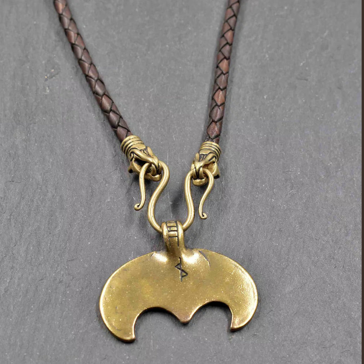 Rückseite der Lunula-Lederkette mit Rabenköpfen