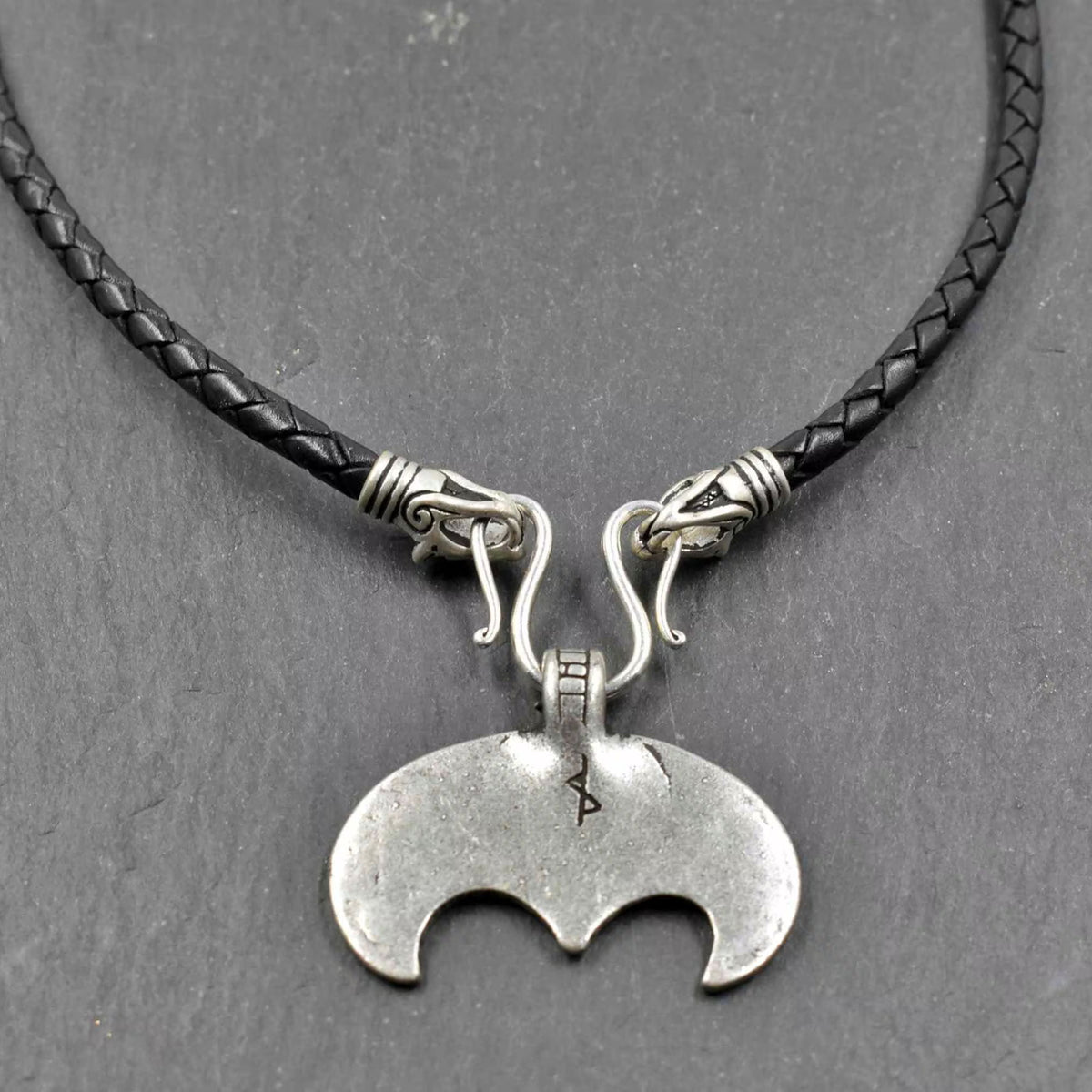 Rückseite der Lunula Lederkette in schwarz und silber