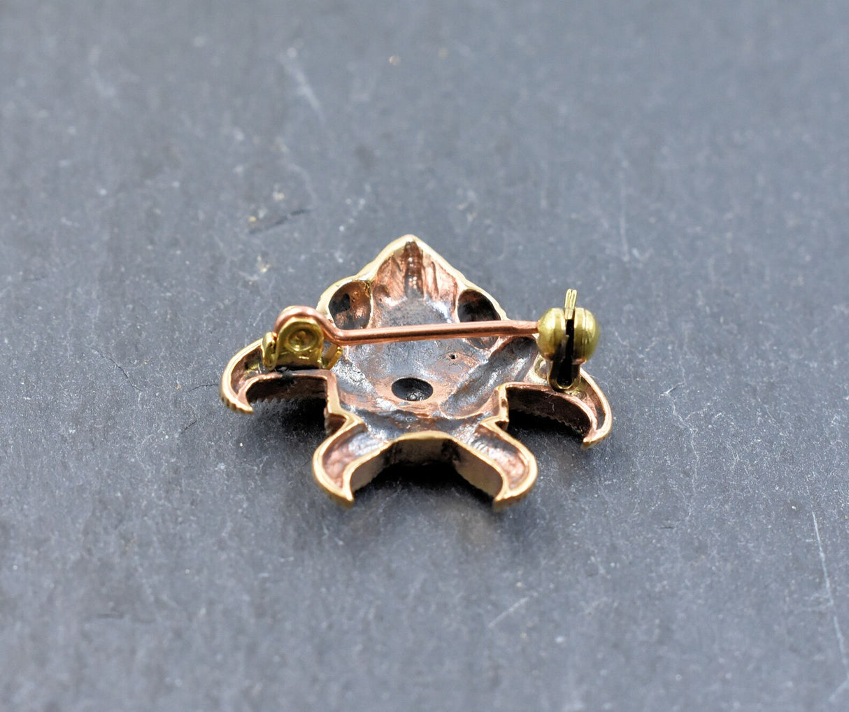 Rückseite der Wikinger Vogelmasken-Brosche aus Bronze – Ein authentisches Schmuckstück aus der Wikingerzeit