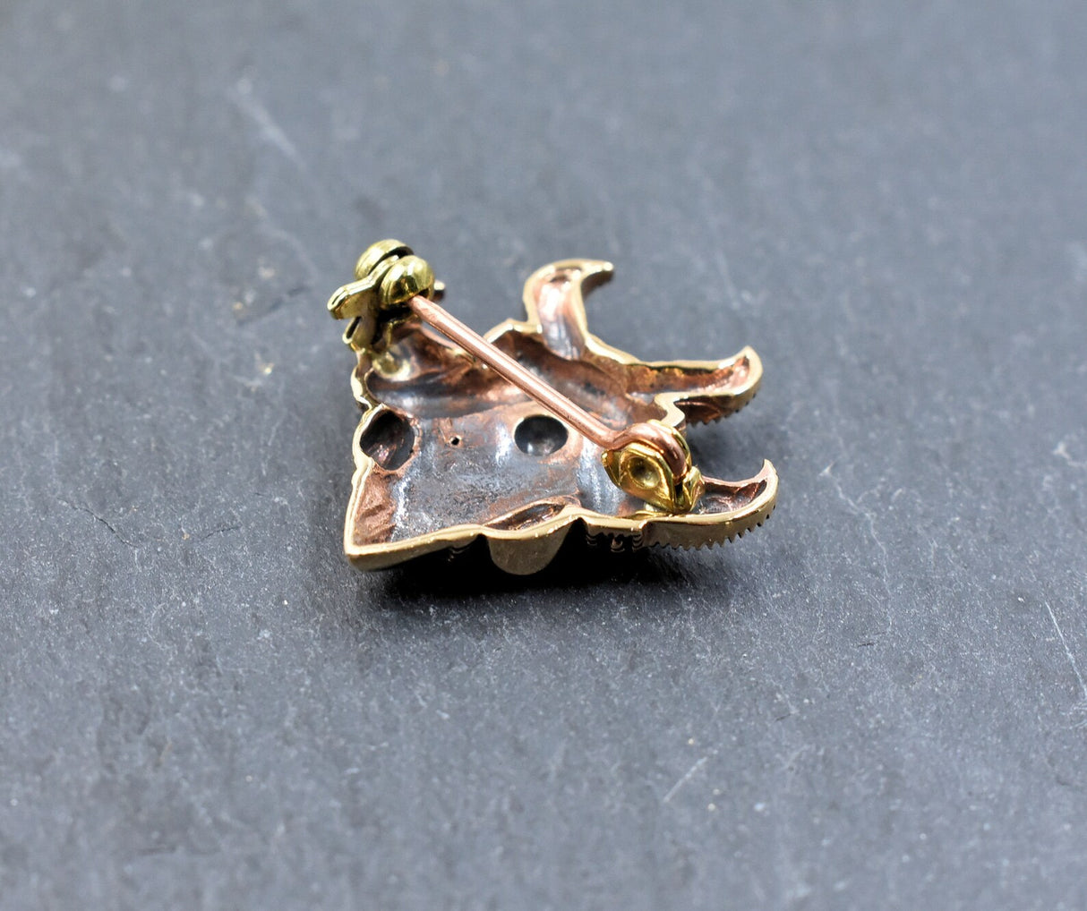 Rückseite der Wikinger Vogelmasken-Brosche aus Bronze – Ein authentisches Schmuckstück aus der Wikingerzeit