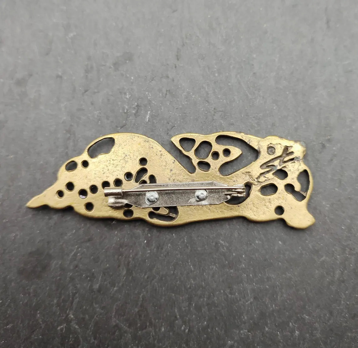 Rückseite der Keltische Hundemotiv Brosche goldfarben