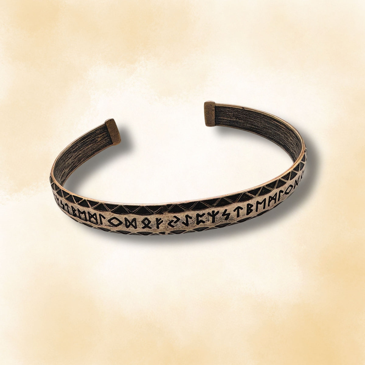 Wikinger Armreif mit Futhark Runen Alphabet aus Bronze