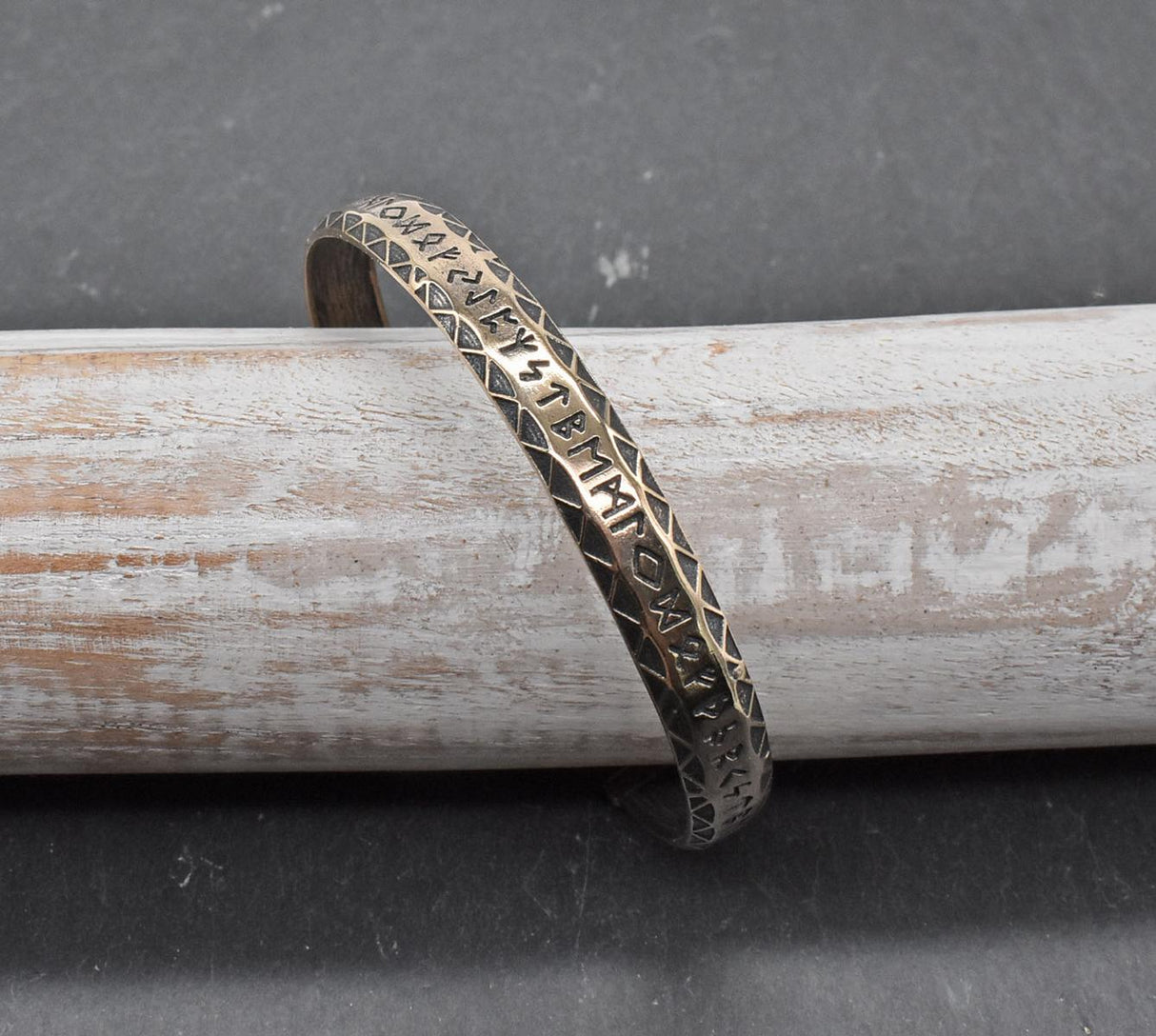 Wikinger Armreif mit Futhark Runen Alphabet aus Bronze