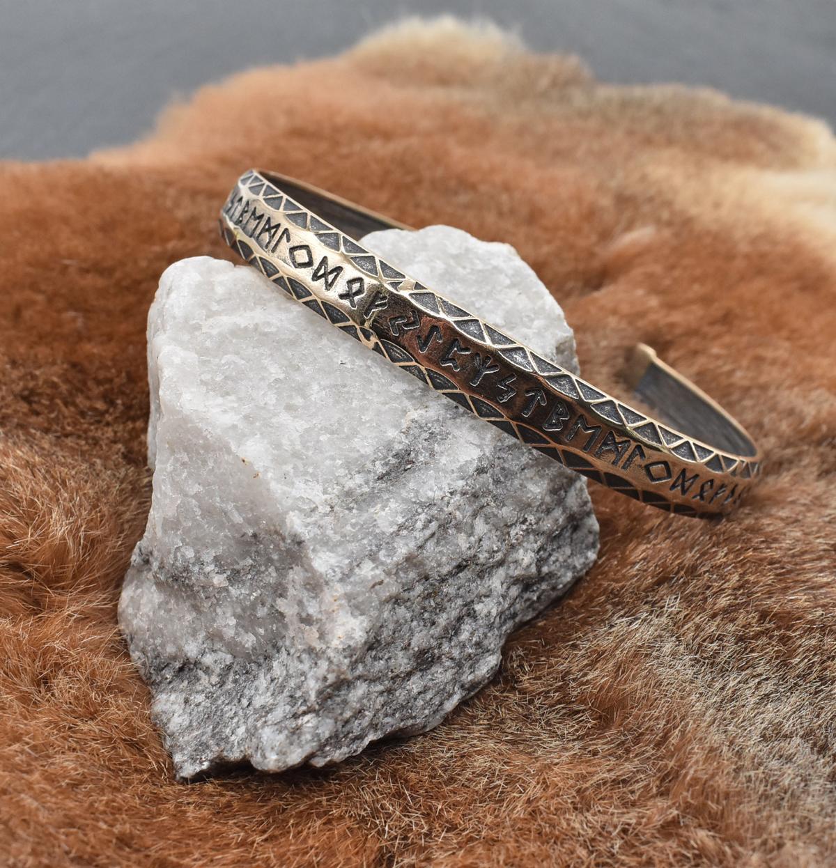 Wikinger Armreif mit Futhark Runen Alphabet aus Bronze