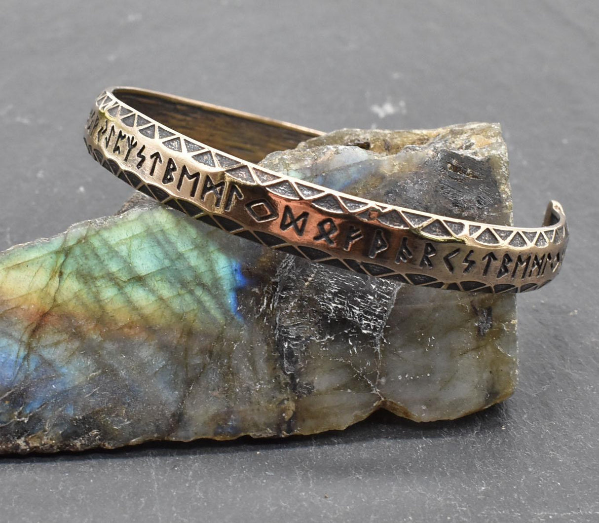 Wikinger Armreif mit Futhark Runen Alphabet aus Bronze