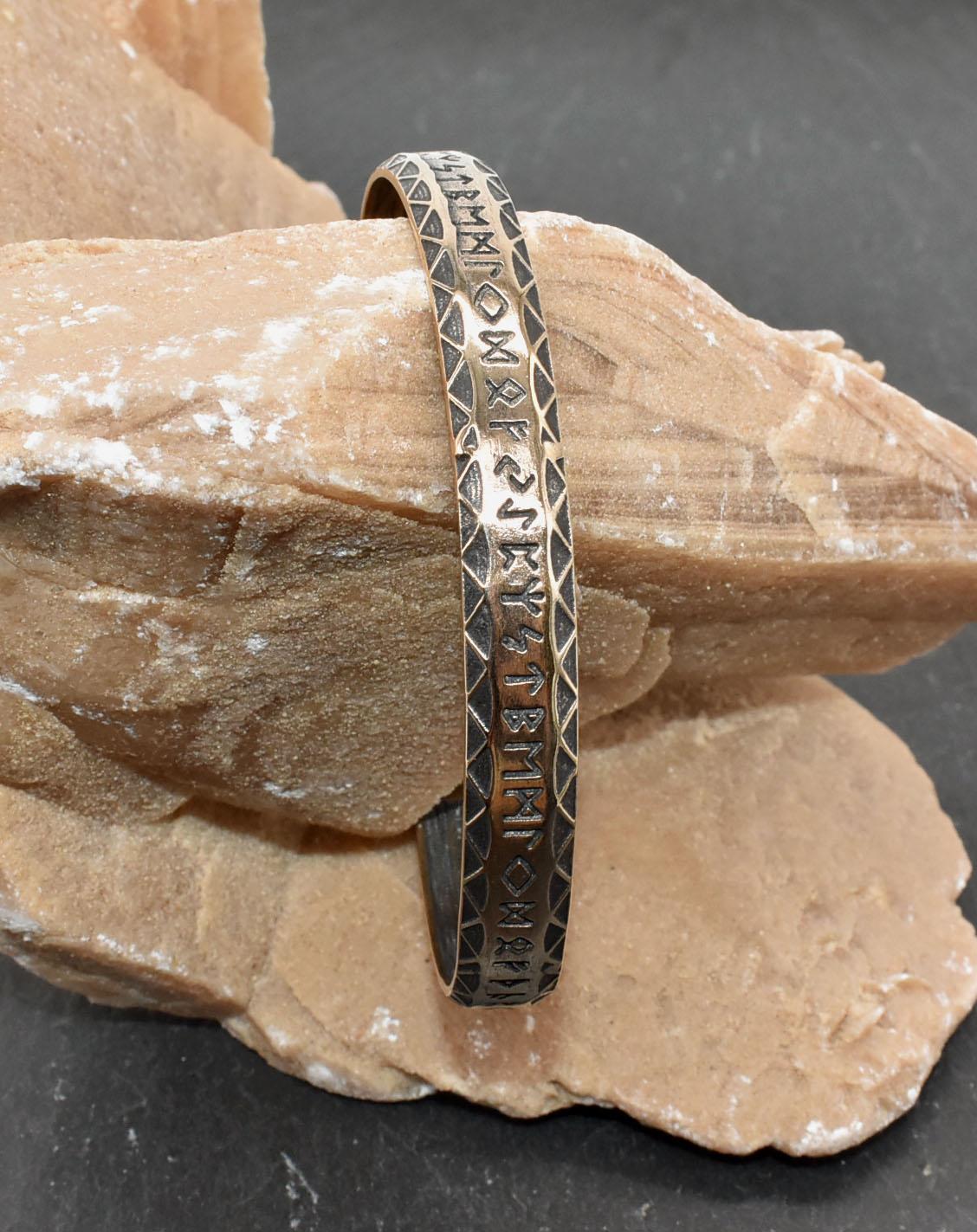 Wikinger Armreif mit Futhark Runen Alphabet aus Bronze