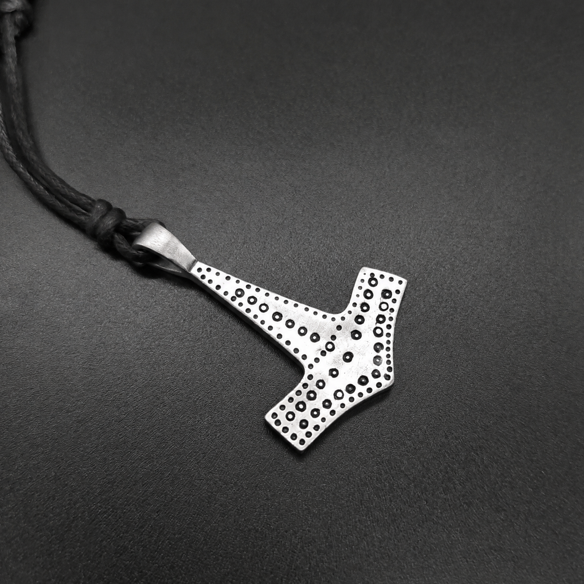 Thorshammer-Kette aus Zinn mit schwarzem Baumwollband