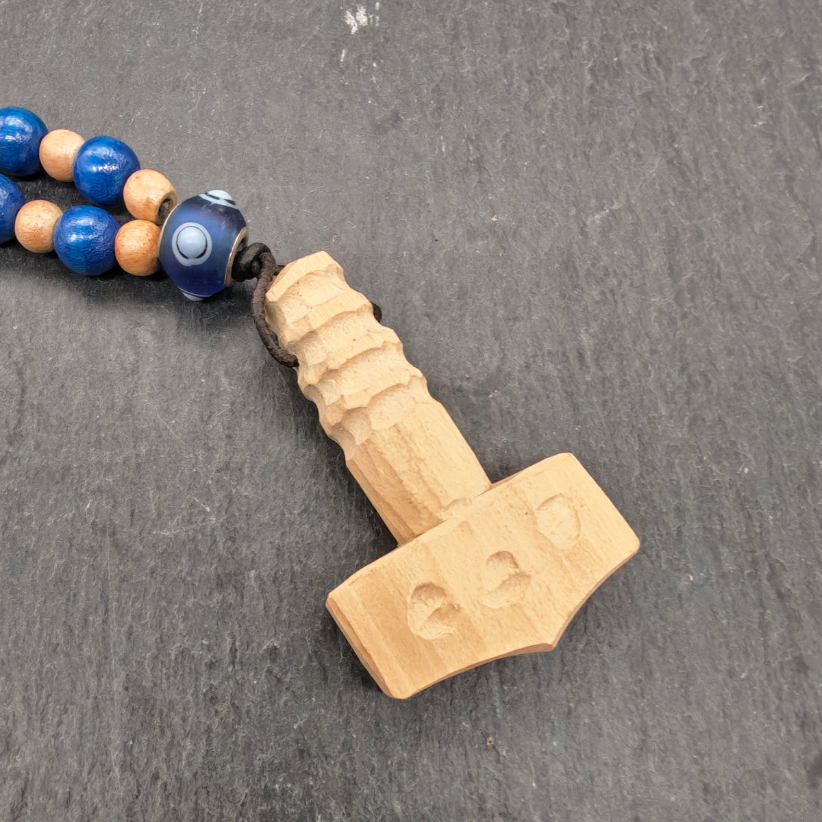 Thorshammer Kette aus Holz mit blauen Perlen - Handgeschnitzter Mjölnir