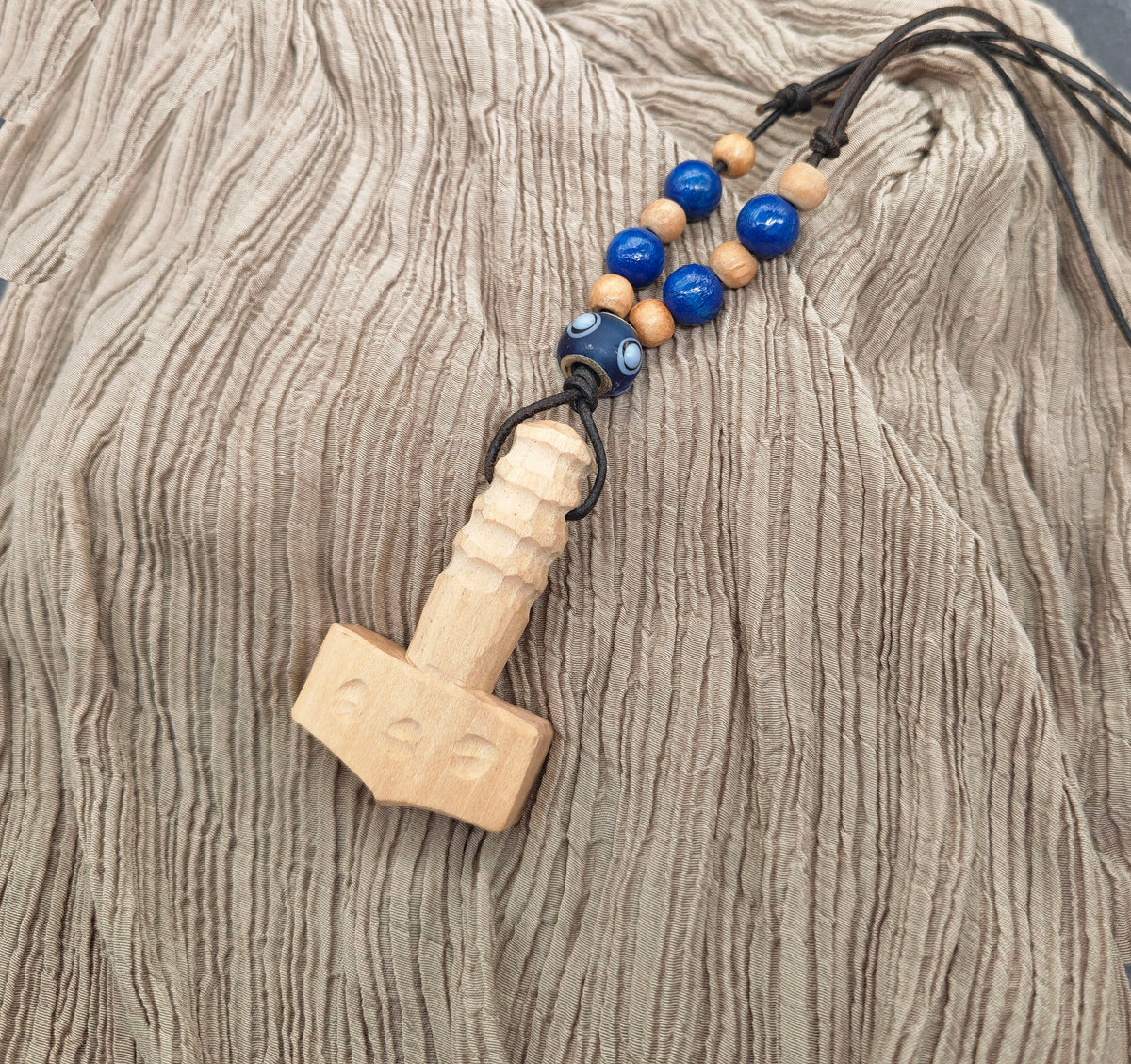 Thorshammer Kette aus Holz mit blauen Perlen - Handgeschnitzter Mjölnir