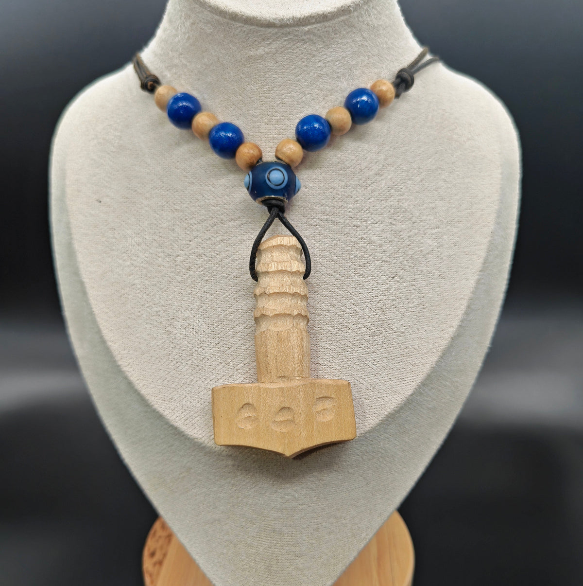 Thorshammer Kette aus Holz mit blauen Perlen - Handgeschnitzter Mjölnir