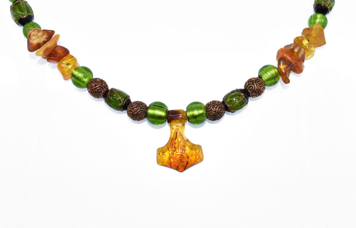 Mjölnir-Fibelkette mit Bernstein und grünen Glasperlen