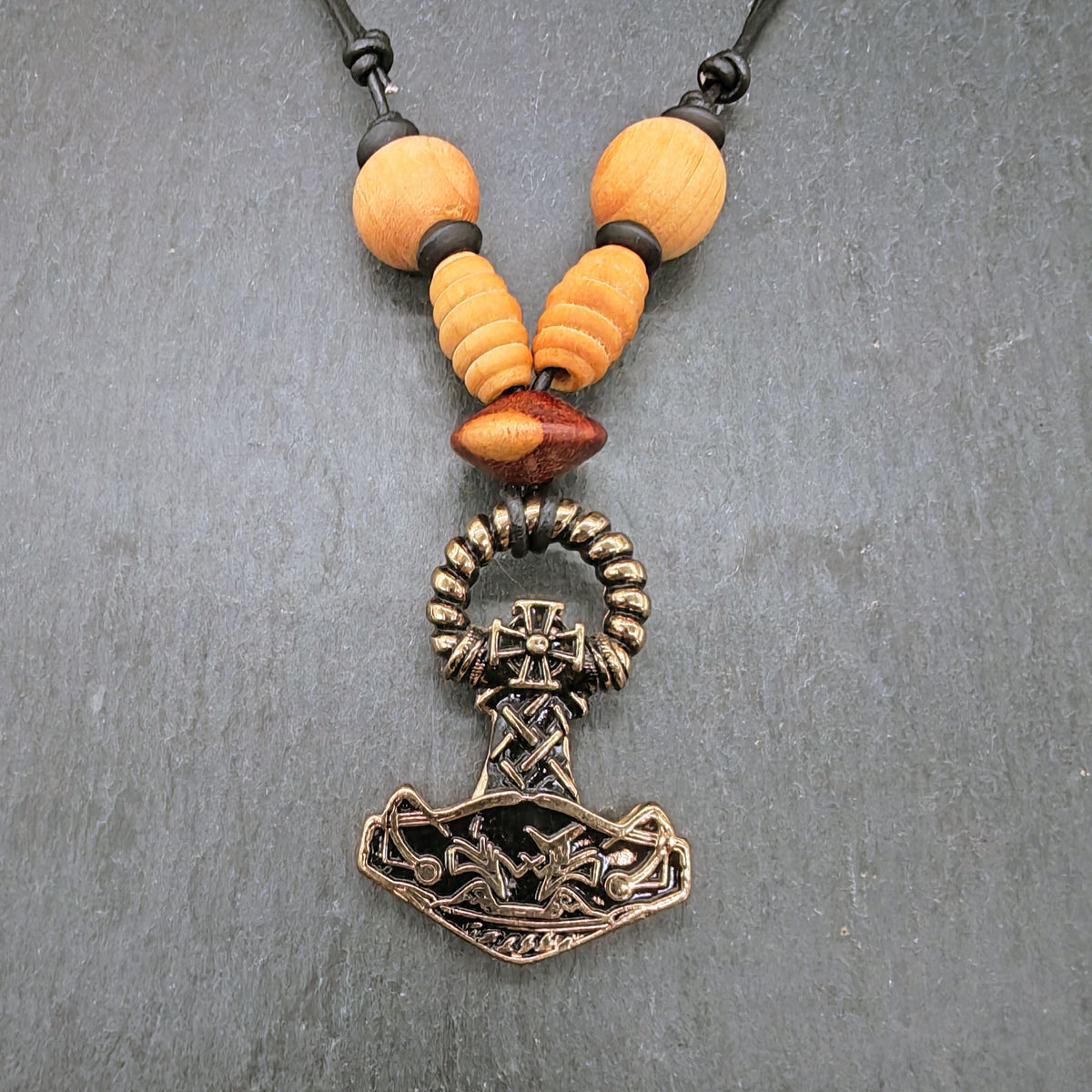 Thorshammer-Kette mit Holzperlen