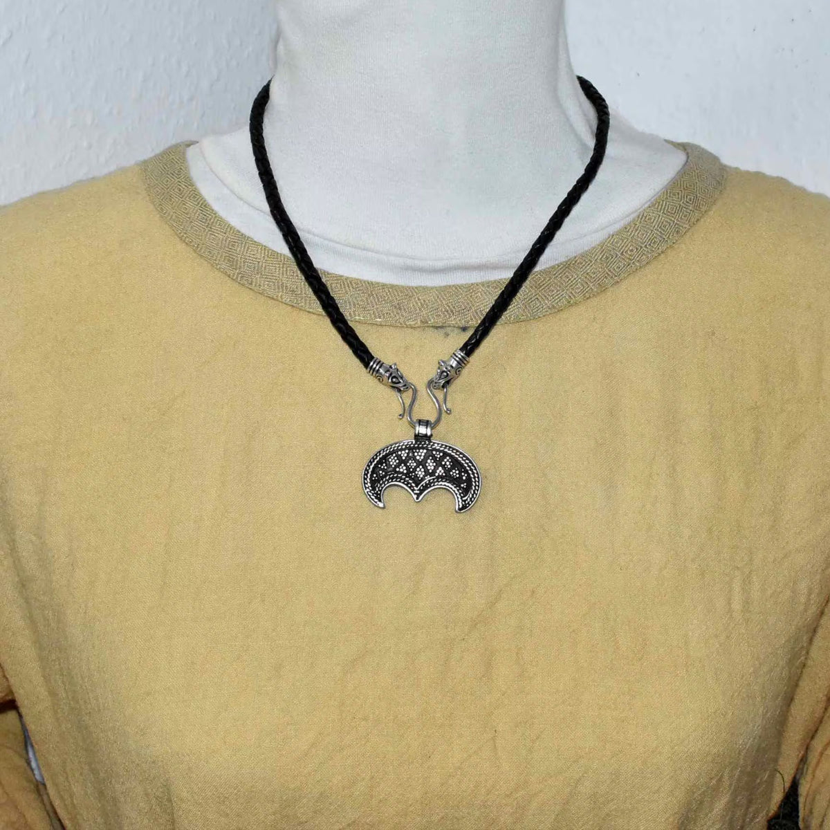 Tragebild der kurzen Lunula Lederkette in schwarz und silber