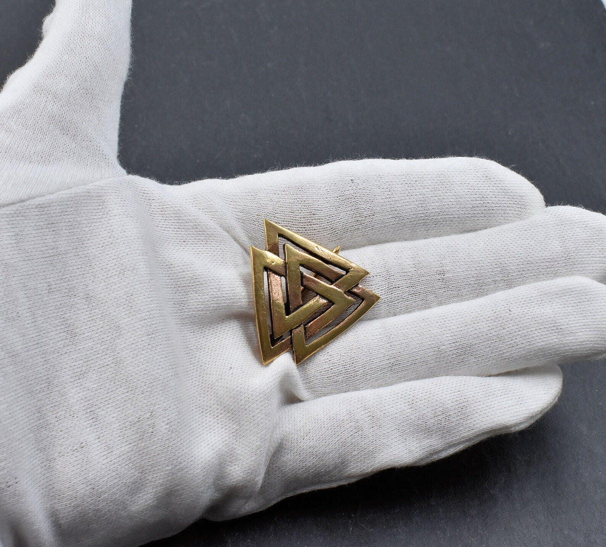 Valknut-Brosche aus Schmuckbronze – Authentischer Wikinger-Style auf der Hand