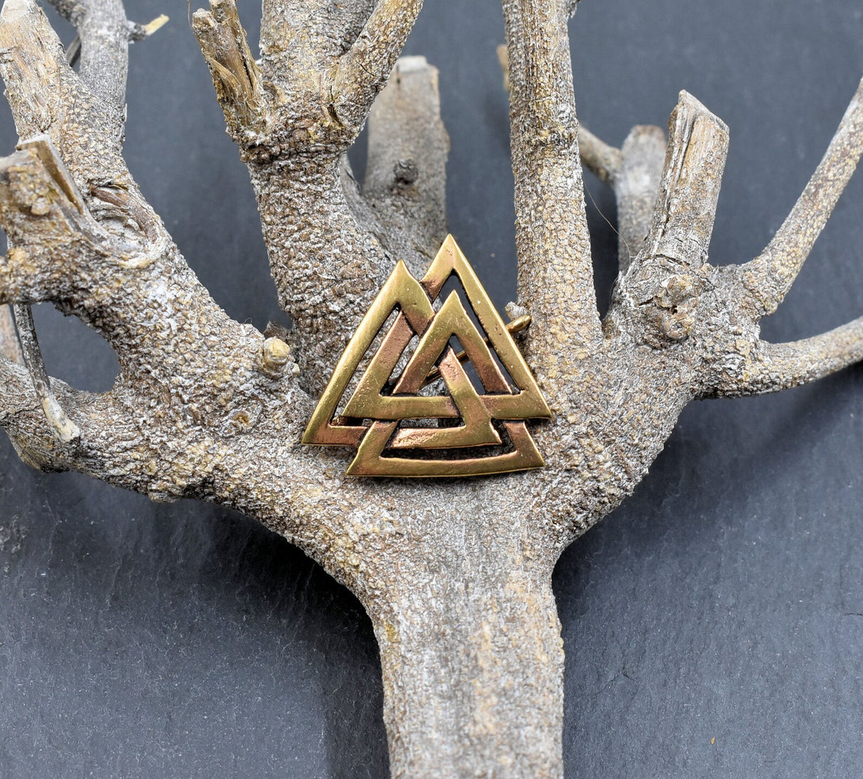 Valknut-Brosche aus Schmuckbronze – Authentischer Wikinger-Style auf einem Ast
