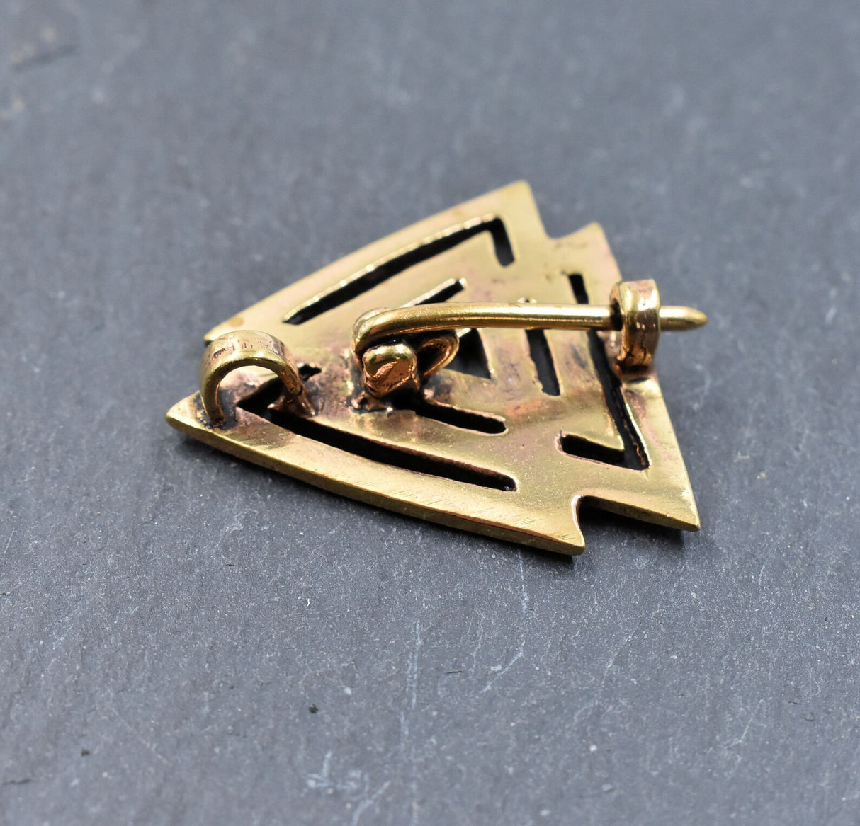 Rückseite der Valknut-Brosche aus Schmuckbronze – Authentischer Wikinger-Style