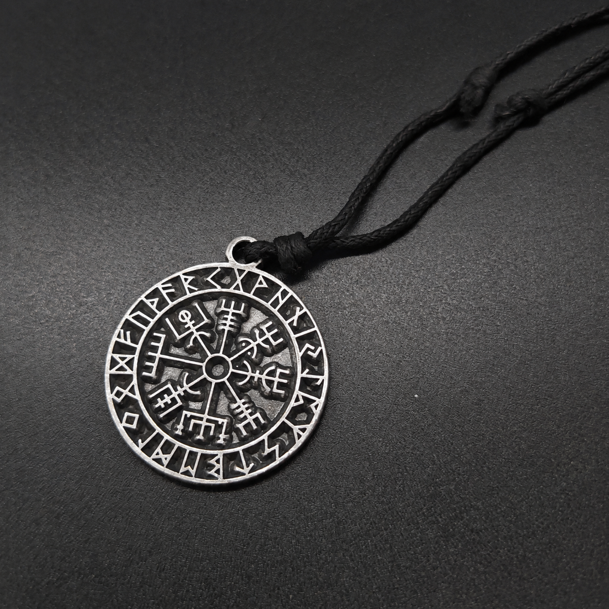 Vegvisir Kette aus Zinn – Isländisches Vegvísir Symbol mit Runen – Nordischer Anhänger am verstellbaren Band