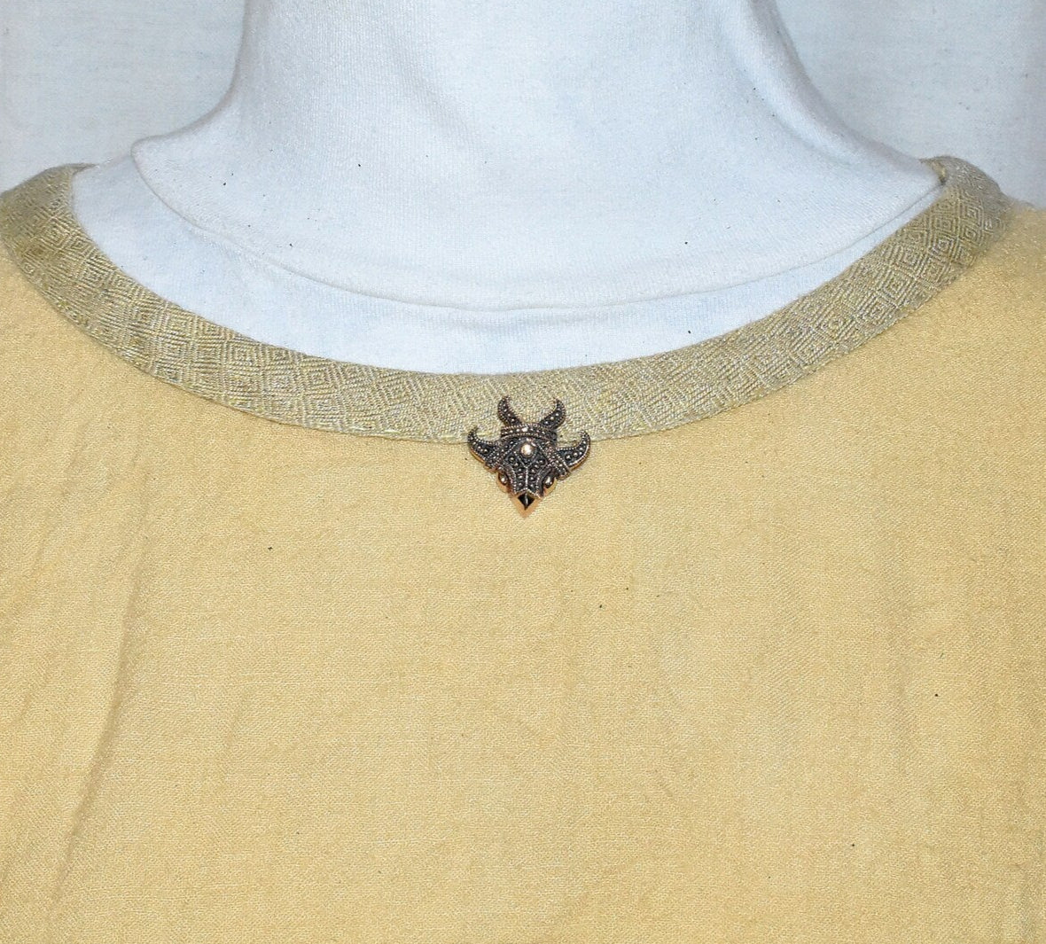 Tragebild der Wikinger Vogelmasken-Brosche aus Bronze – Ein authentisches Schmuckstück aus der Wikingerzeit