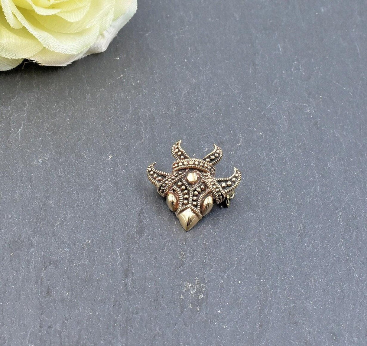 Wikinger Vogelmasken-Brosche aus Bronze – Ein authentisches Schmuckstück aus der Wikingerzeit