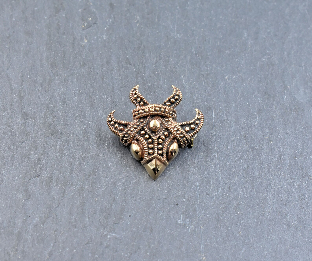 Wikinger Vogelmasken-Brosche aus Bronze – Ein authentisches Schmuckstück aus der Wikingerzeit