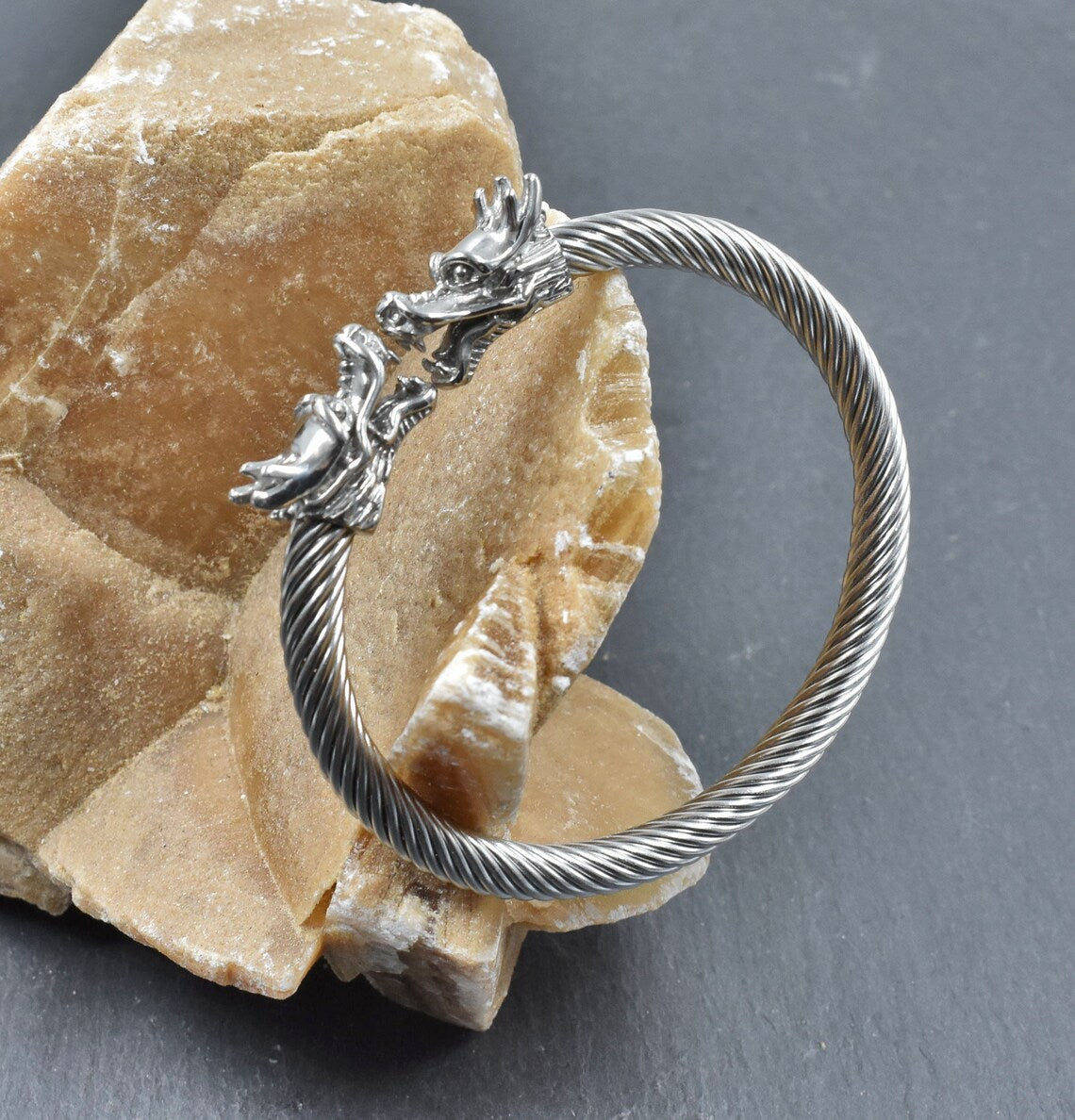 Wikinger Armreif mit Drachenköpfen an einem Stein