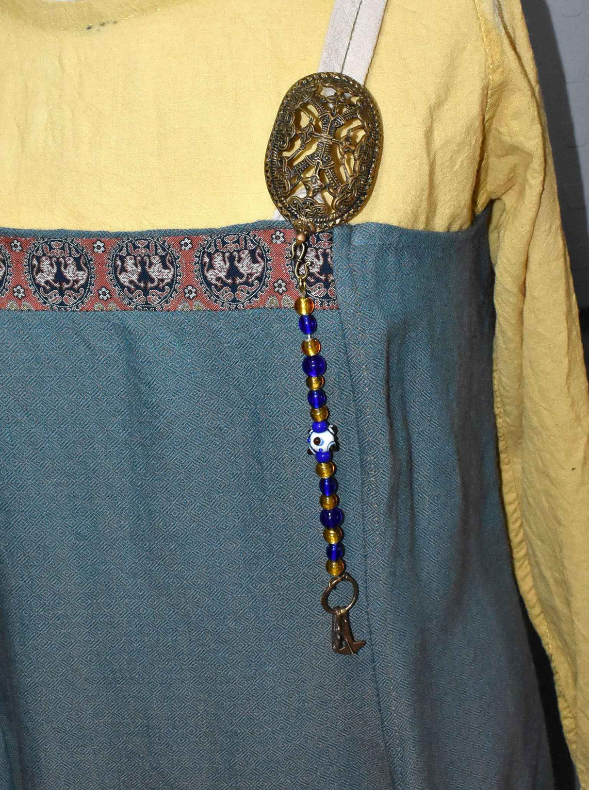 Wikingerschmuck aus Bronze – Anhänger mit Fibelkette