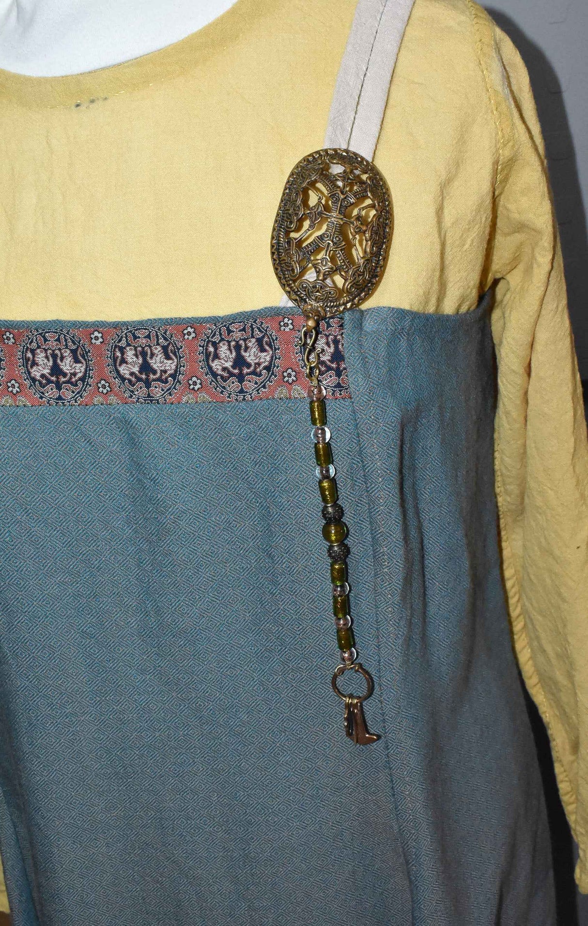 Wikingerschmuck aus Bronze – Anhänger mit Fibelkette