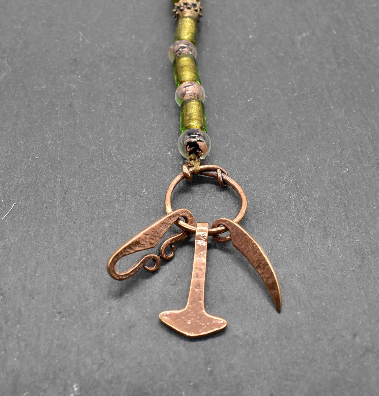 Wikingerschmuck aus Bronze – Anhänger mit Fibelkette
