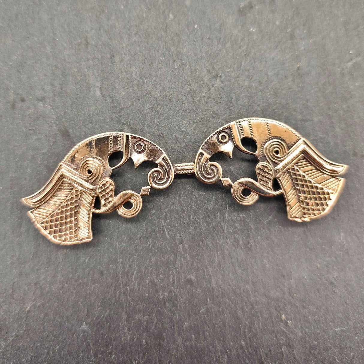Wikinger-Mantelschließe Hugin und Munin aus Bronze geschlossen