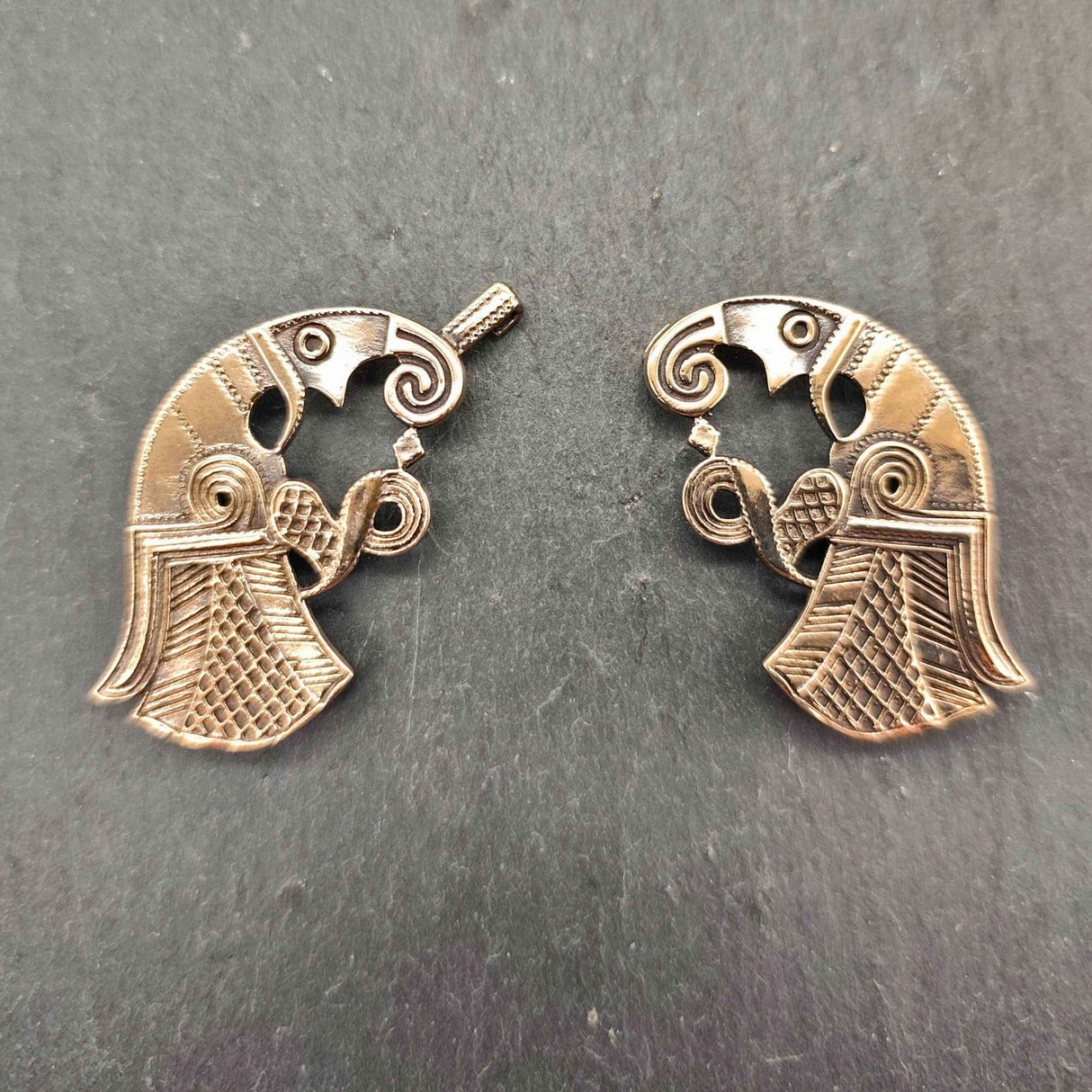 Wikinger-Mantelschließe Hugin und Munin aus Bronze geöffnet
