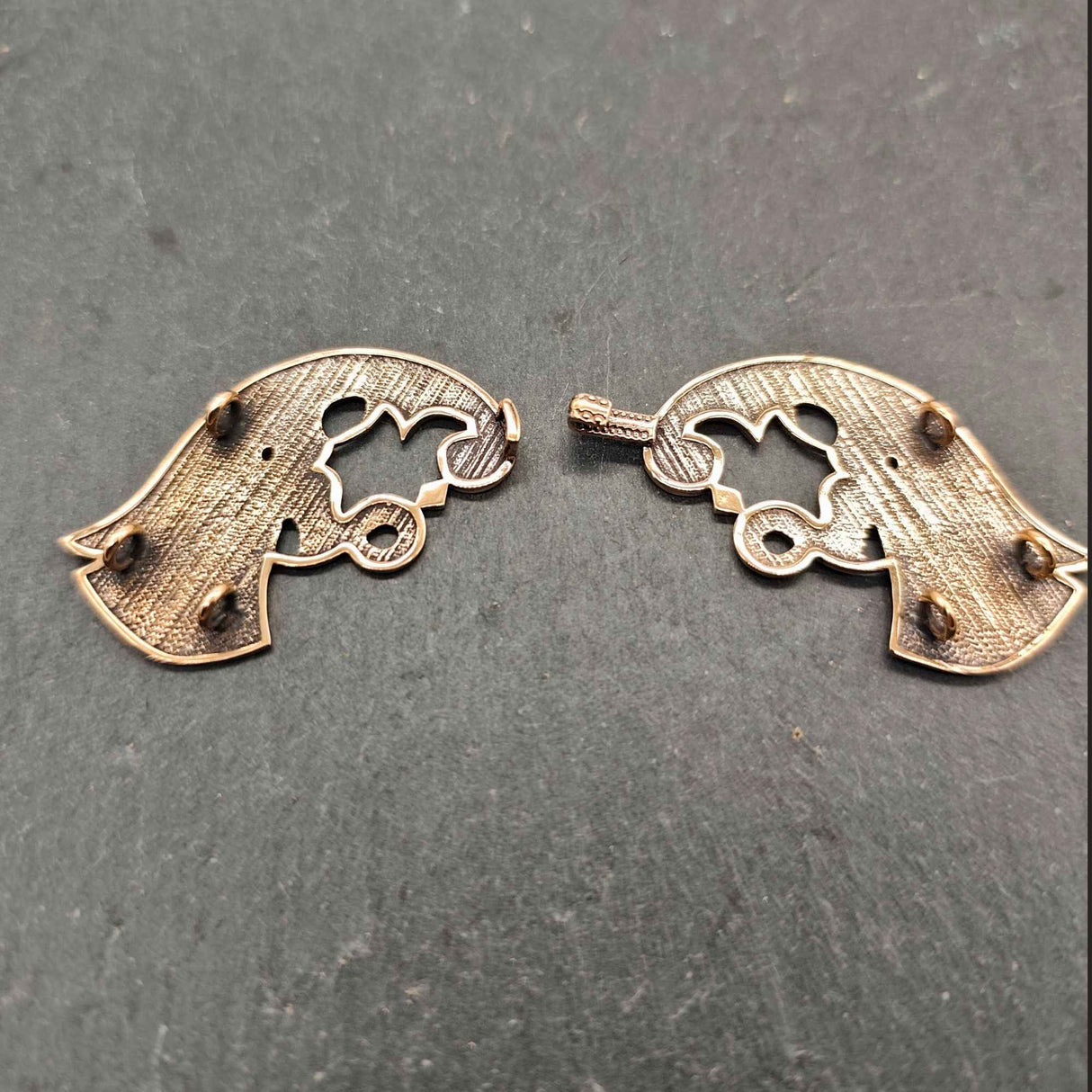 Rückseite der Wikinger-Mantelschließe Hugin und Munin aus Bronze