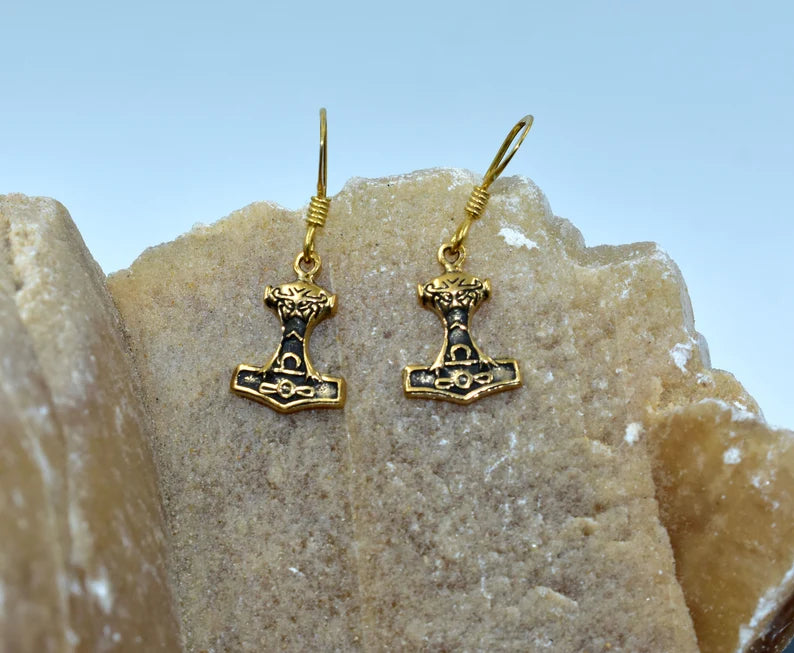 Wikinger-Ohrringe mit Thorshammer auf einem Stein