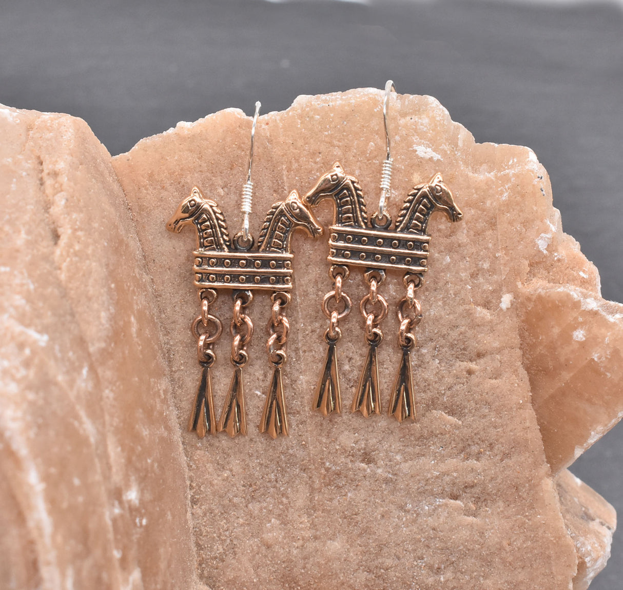 Wikinger Ohrringe mit Pferdeköpfen aus Bronze, Klapper-Ohrringe Rus-Wikinger auf Stein