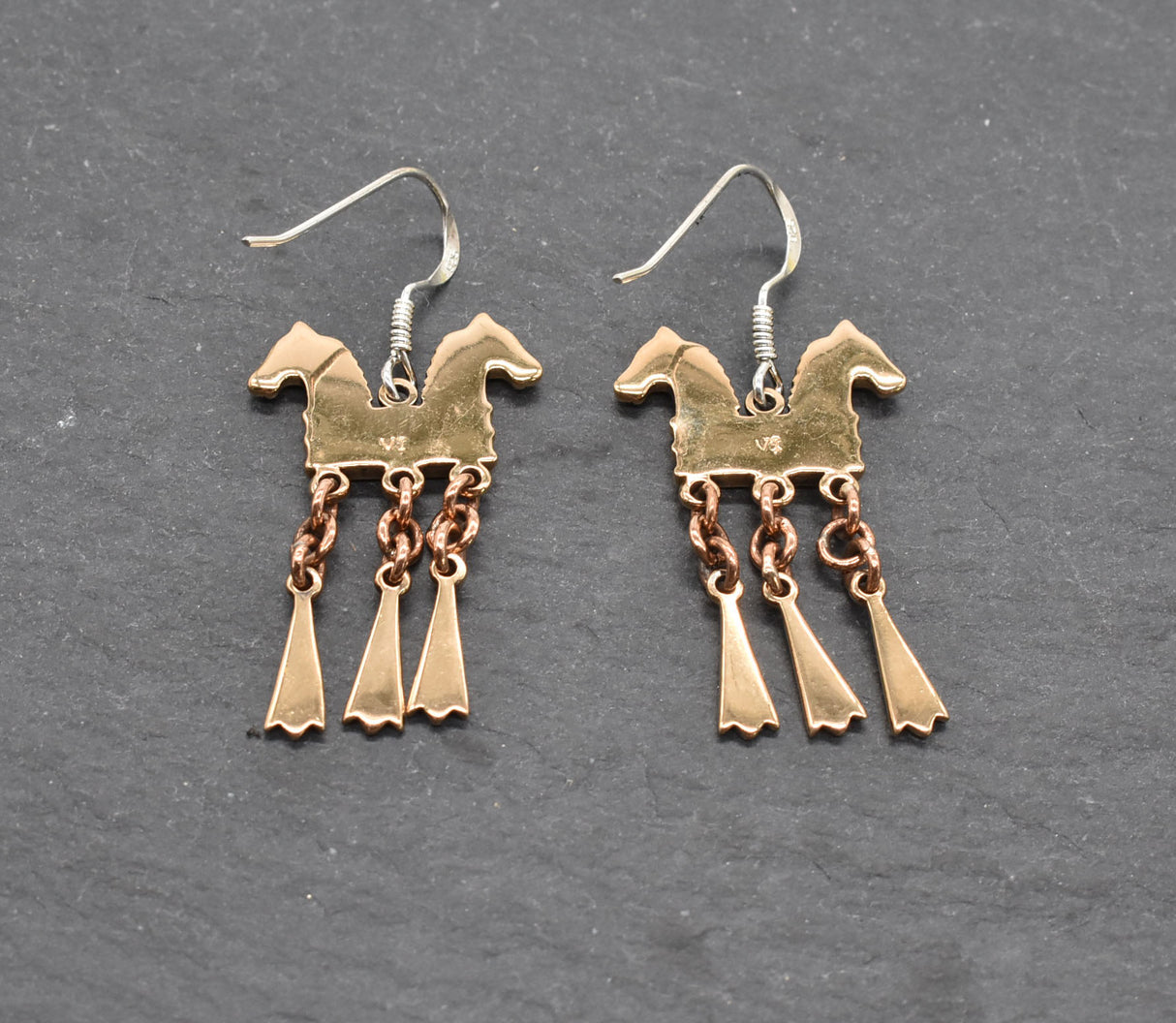 Rückseite der Wikinger Ohrringe mit Pferdeköpfen aus Bronze, Klapper-Ohrringe Rus-Wikinger