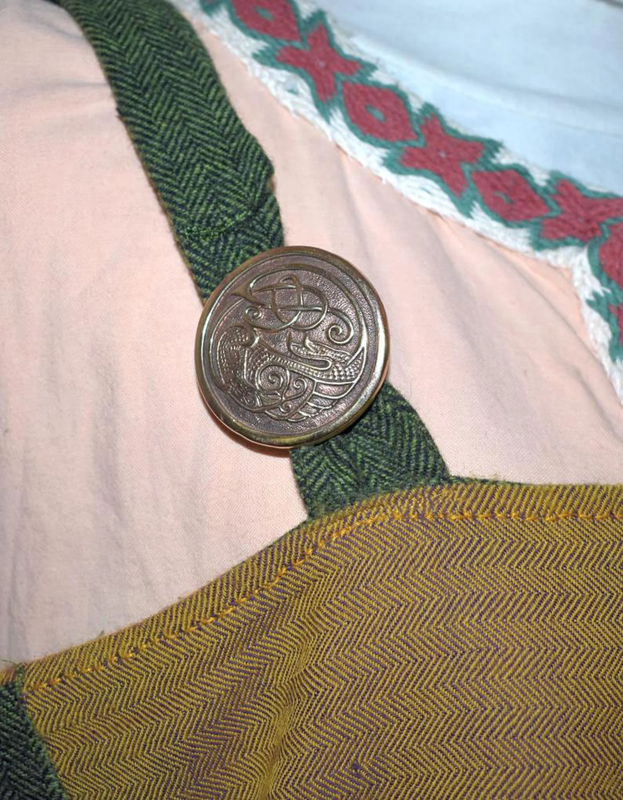 Wikinger Rundfibel mit Vogelmotiv am Wikinger-Trägerkleid