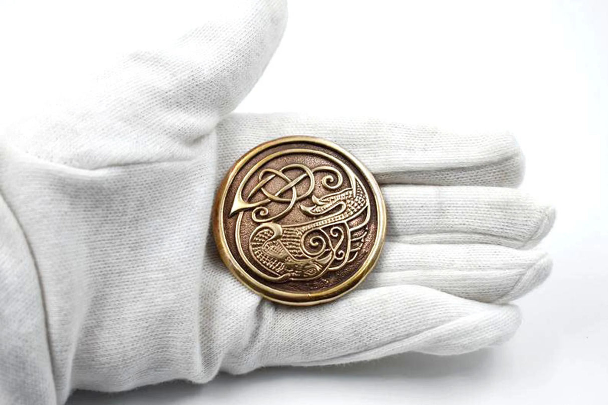 Wikinger Rundfibel mit Vogelmotiv auf der Hand