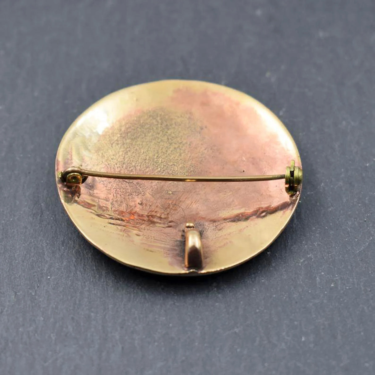 Rückseite der Wikinger Rundfibel mit Vogelmotiv mit geschlossener Nadel