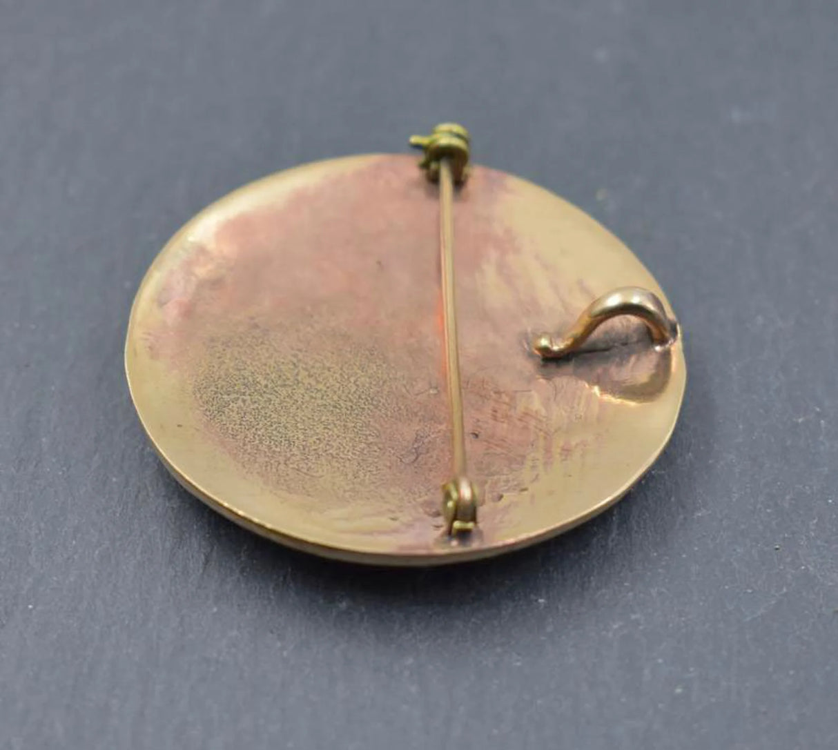 Rückseite der Wikinger Rundfibel mit Vogelmotiv