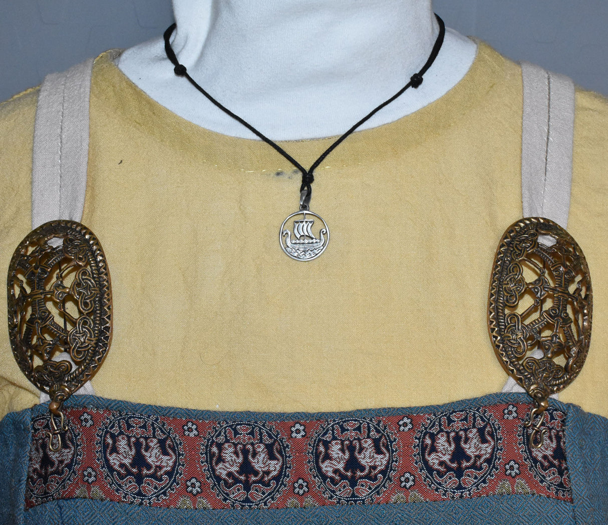 Tragebild am Wikingerkleid des Wikingerschiff Drakkar Anhänger aus Zinn – Wikinger Schmuck mit schwarzem Stoffband