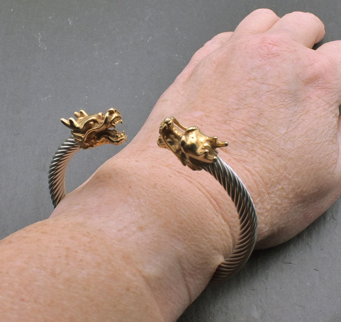 Tragebild des Wikinger Armreif mit Drachenköpfen