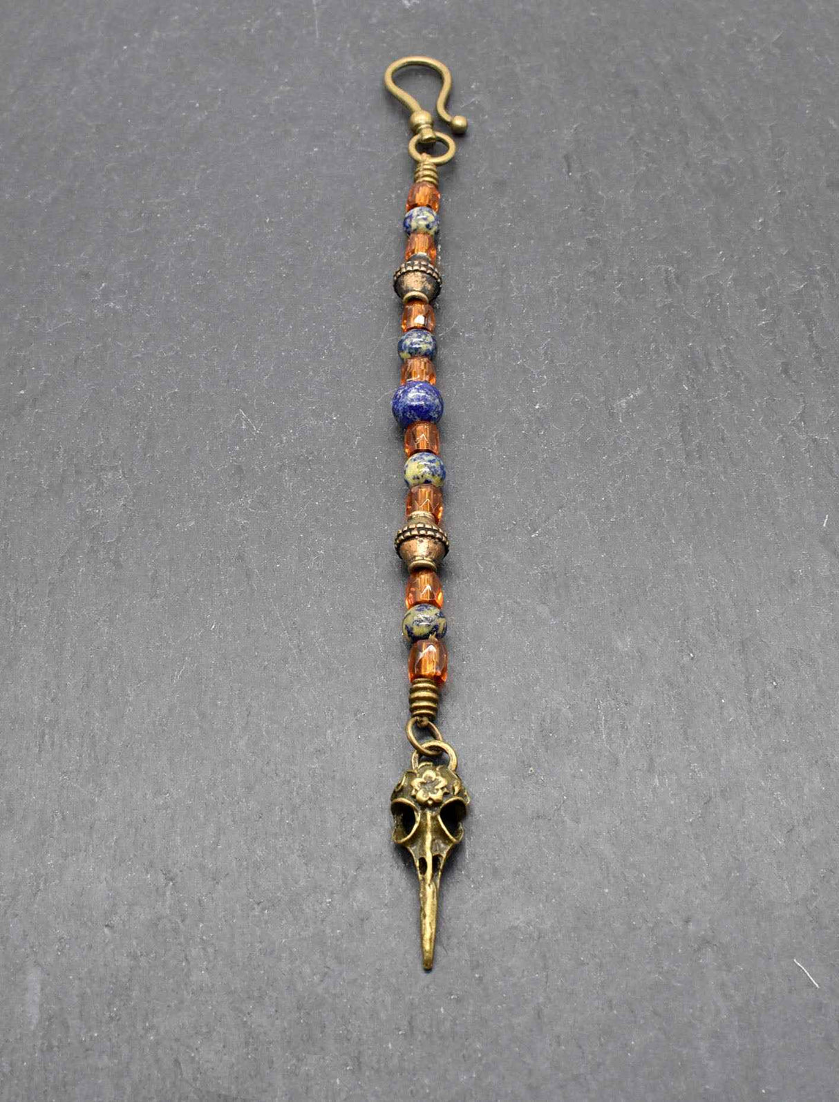 Nordisches Gebamsel mit Rabenschädel