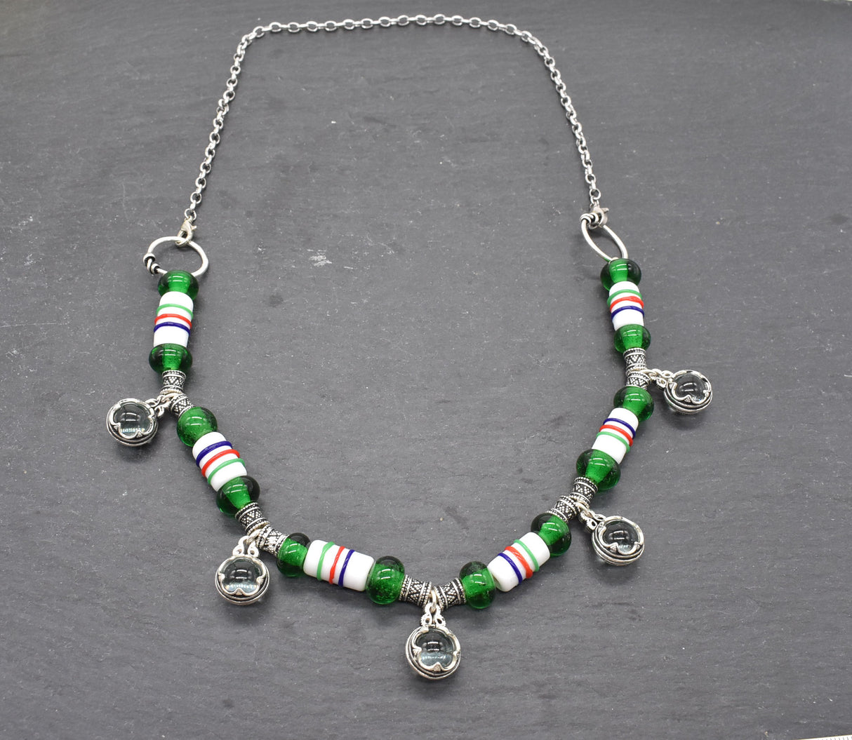 Gotland Glasperlenkette in silber, grün und weiß von BELANAS SCHATZKISTE – Historischer Schmuck für die Wikingerin