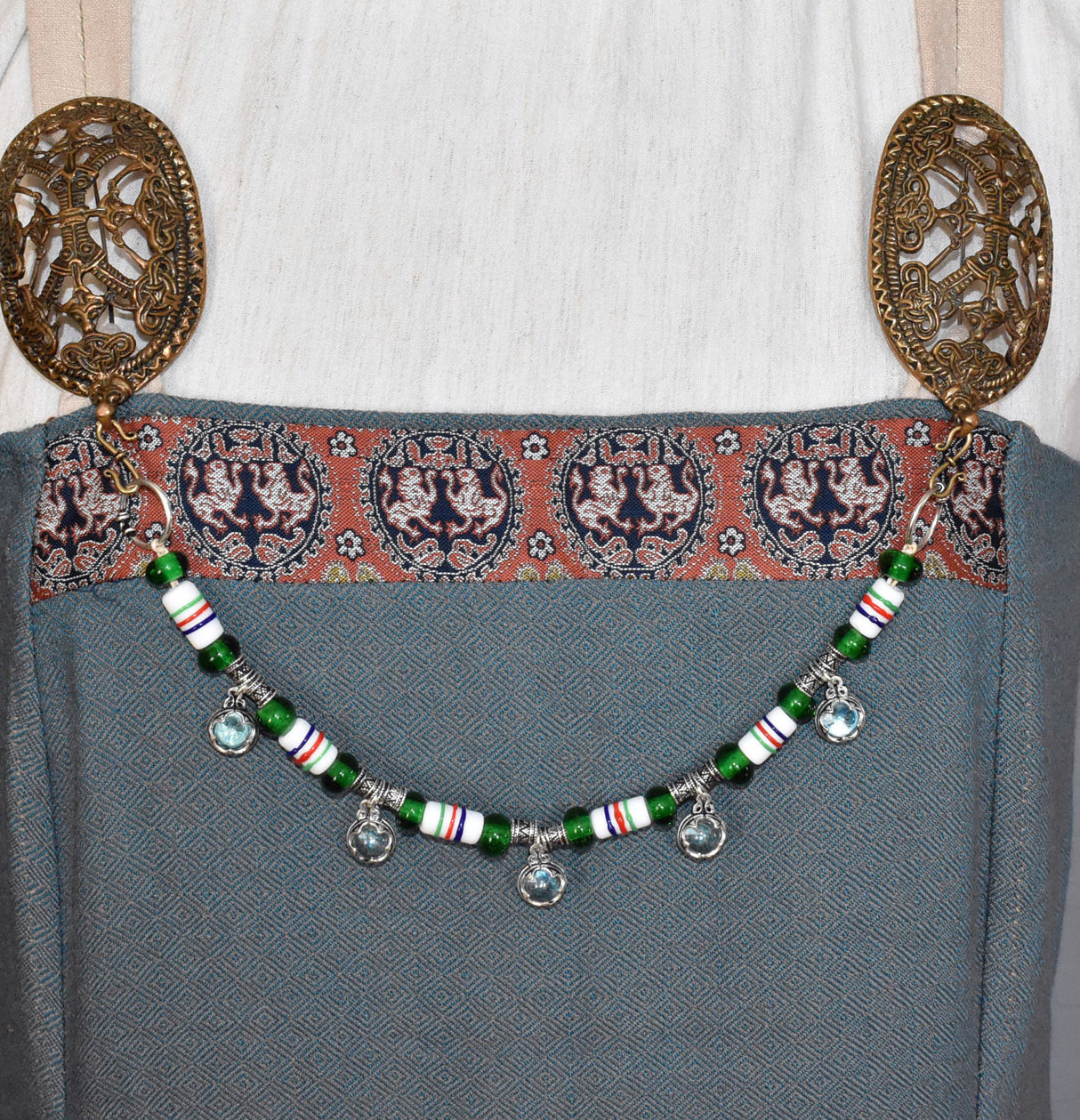 Tragebild als Fibelkette der Gotland Glasperlenkette in silber, grün und weiß von BELANAS SCHATZKISTE – Historischer Schmuck für die Wikingerin