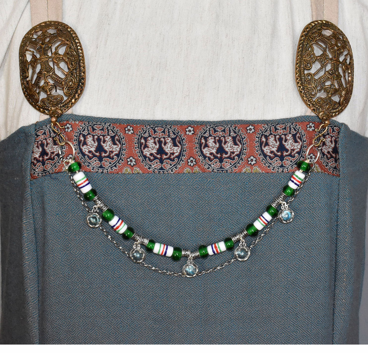 Tragebild als zweireihige Fibelkette der Gotland Glasperlenkette in silber, grün und weiß von BELANAS SCHATZKISTE – Historischer Schmuck für die Wikingerin