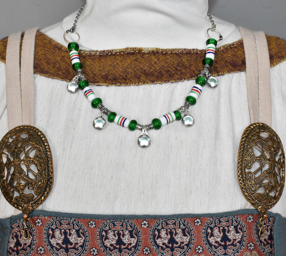 Tragebild als Halskette der Gotland Glasperlenkette in silber, grün und weiß von BELANAS SCHATZKISTE – Historischer Schmuck für die Wikingerin