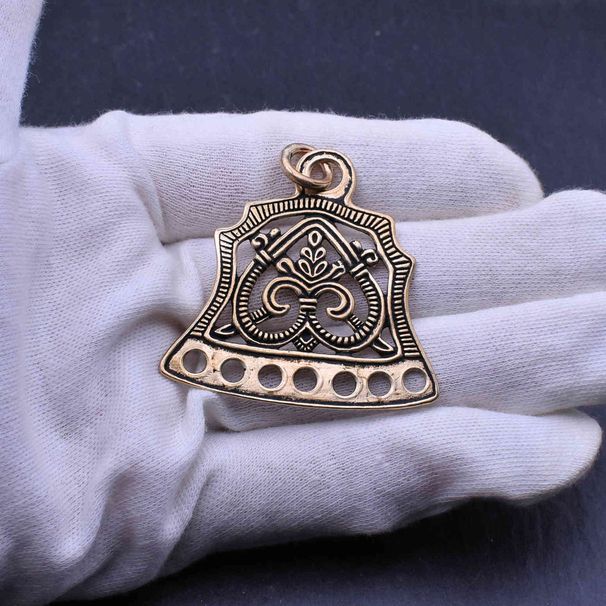 Wikinger Kettenverteiler aus Lettland aus Bronze auf der Hand