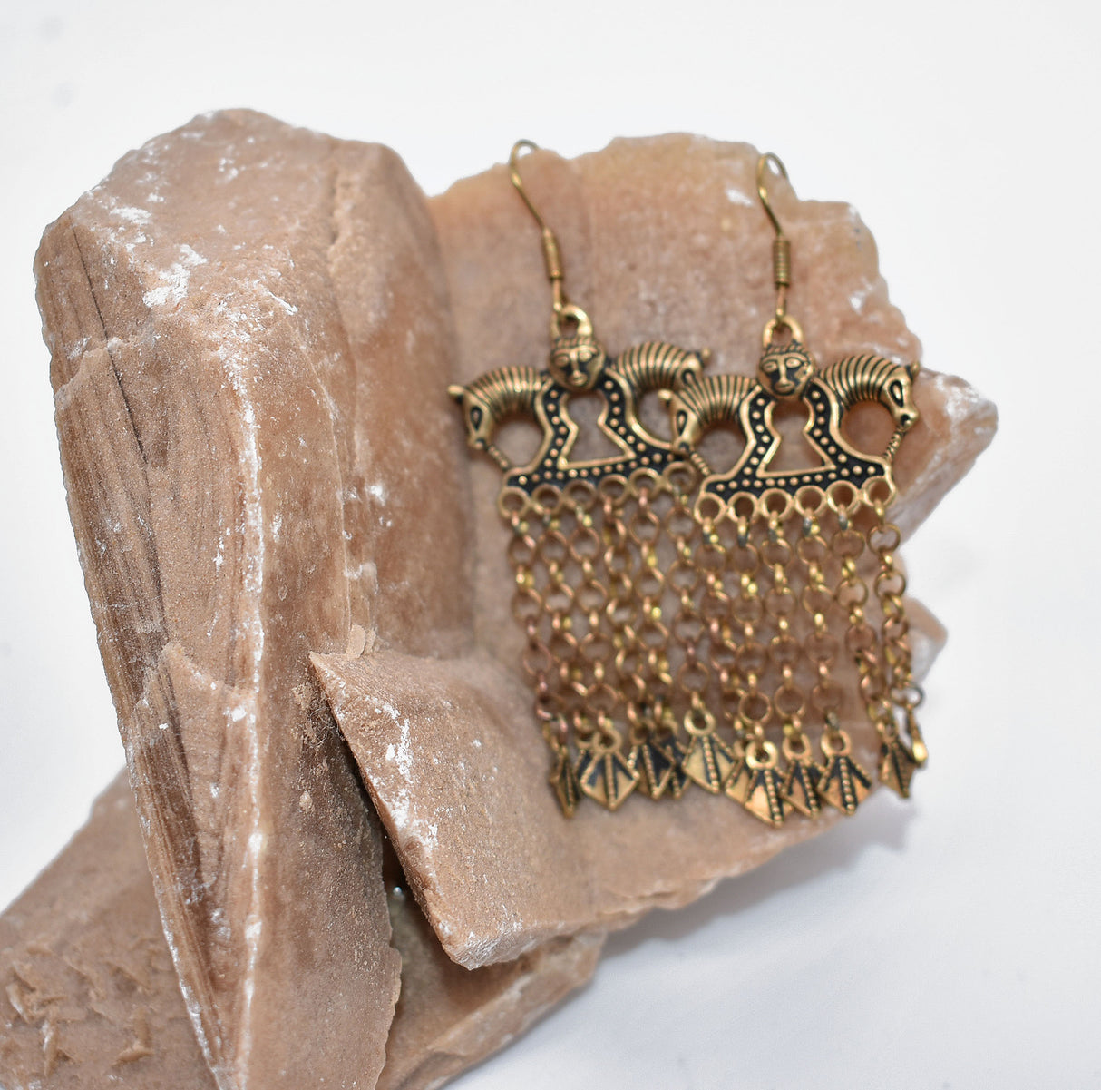 Wikinger Ohrringe mit Pferden auf einem Stein – Klapperanhänger aus Bronze - Ohrschmuck für die Wikingerin