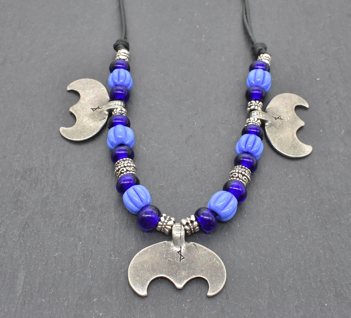Rückseite der Wikinger Kette mit Lunula – Nordischer Mondanhänger mit blauen Glasperlen
